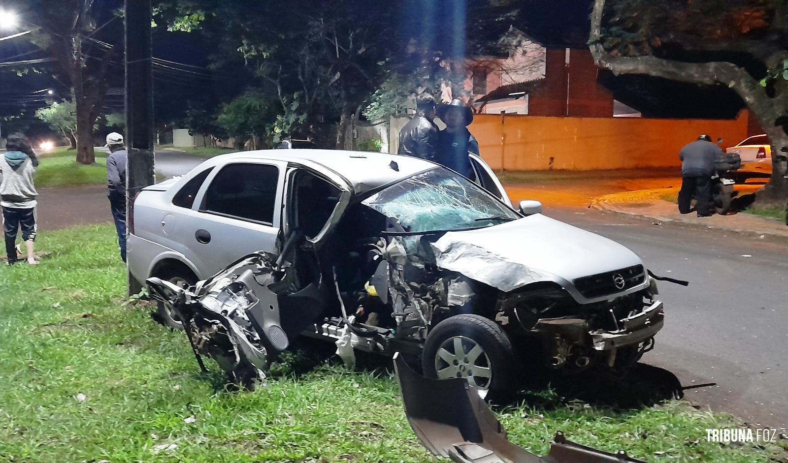 Condutora é socorrida pelo Siate após colidir veículo contra um micro-ônibus estacionado na Av. Javier Koelbel