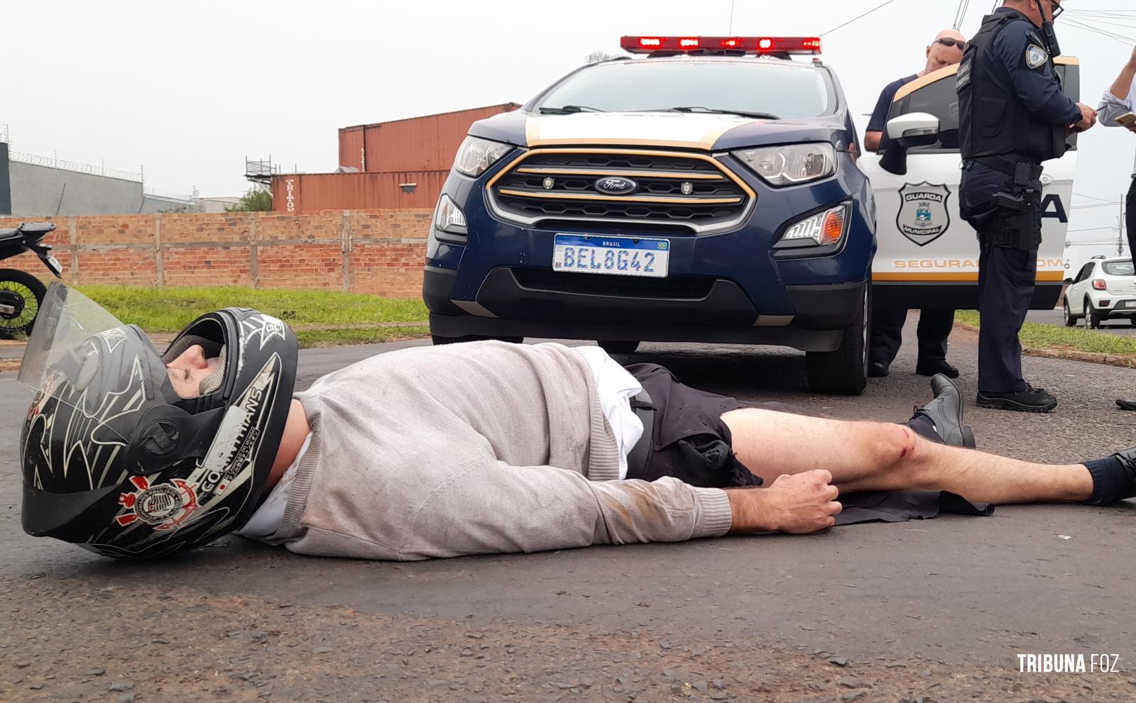 Motociclista é socorrido pelo Siate após colisão entre duas motos na Av. Javier Koelbel