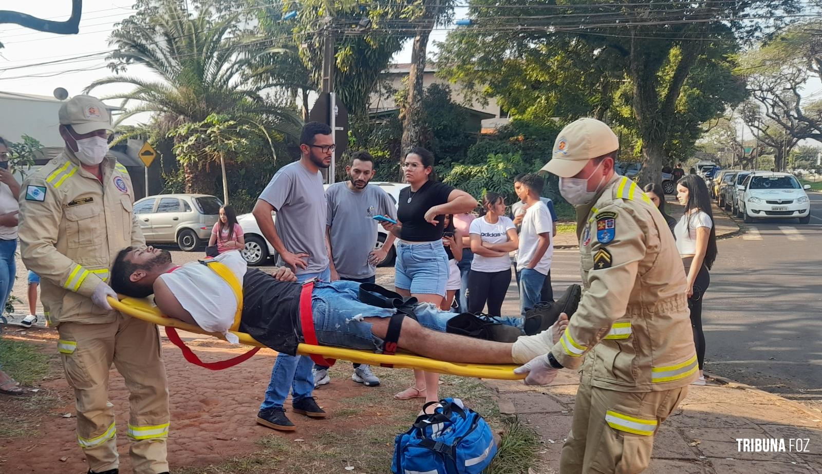 Motociclista é socorrido pelo Siate após colisão entre duas motos na Vila Yolanda