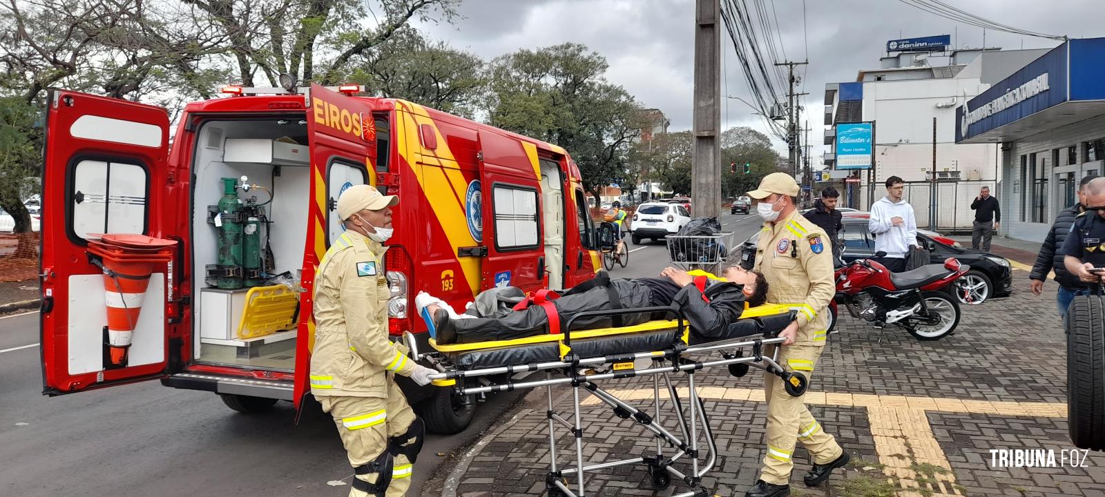Motociclista é socorrido pelo Siate após colisão envolvendo um ônibus na Vila Portes Motociclista é socorrido pelo Siate após colisão envolvendo um ônibus na Vila Portes