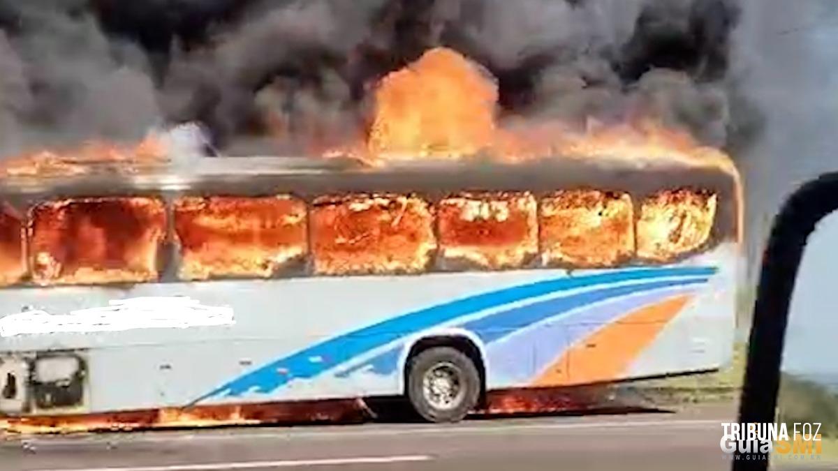 Ônibus é completamente consumido pelo fogo na BR-277 em Matelândia