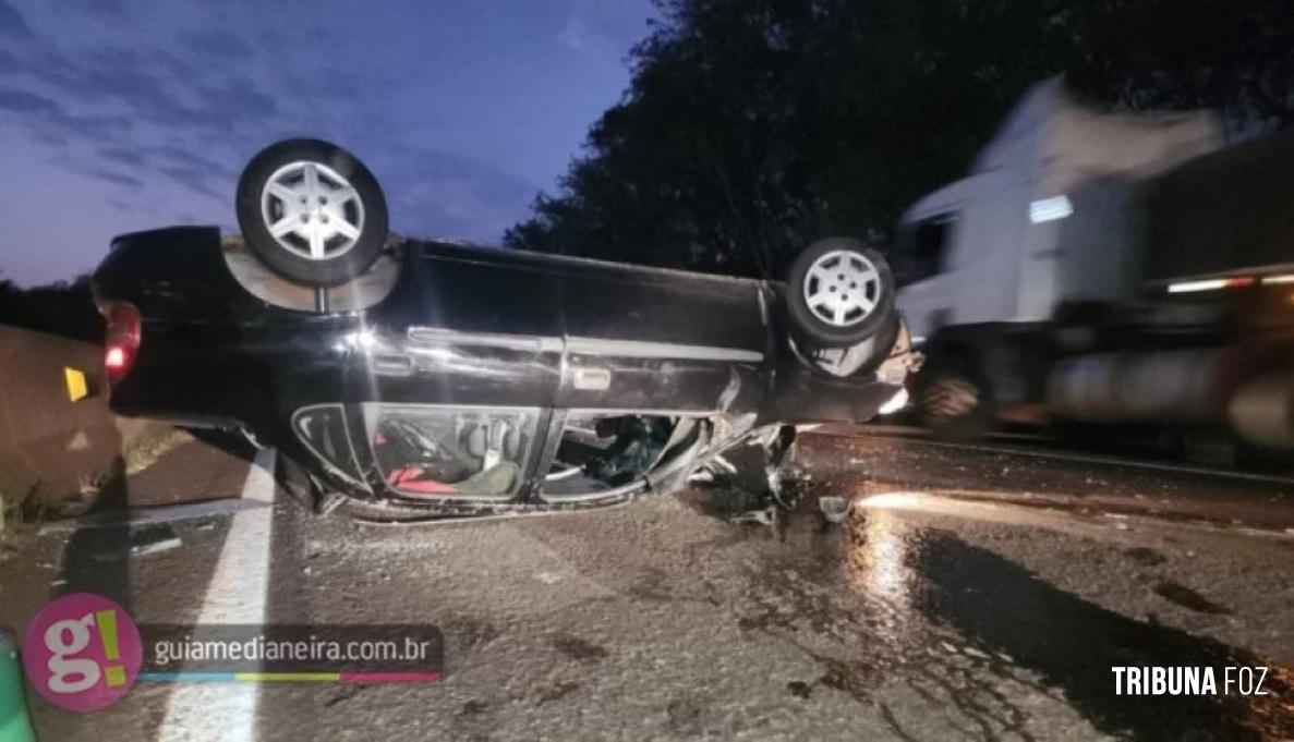 Veículo capota na BR-277 após colidir na traseira de caminhão, na Serra do Mico em São Miguel do Iguaçu 