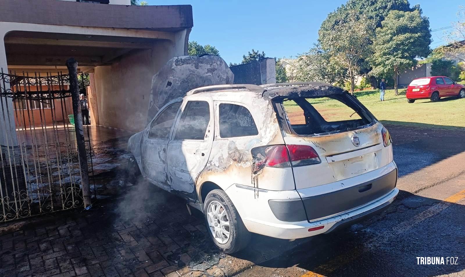 Veiculo pega fogo na porta da garagem da residência no Jardim Tarobá