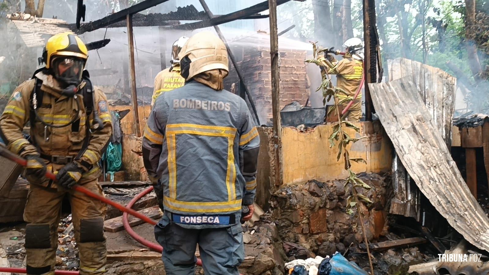 Bombeiros são acionados após incêndio a residência na Favela do Cemitério