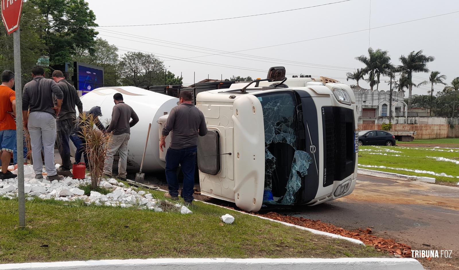 Caminhão Betoneira carregada de concreto tomba no trevo do Shopping Catuaí