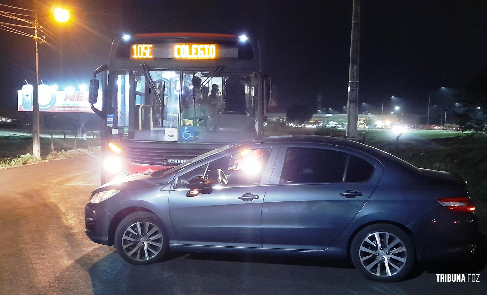 Colisão de ônibus e veículo mobiliza o Corpo de Bombeiros e a Policia Militar no Jardim Cataratas