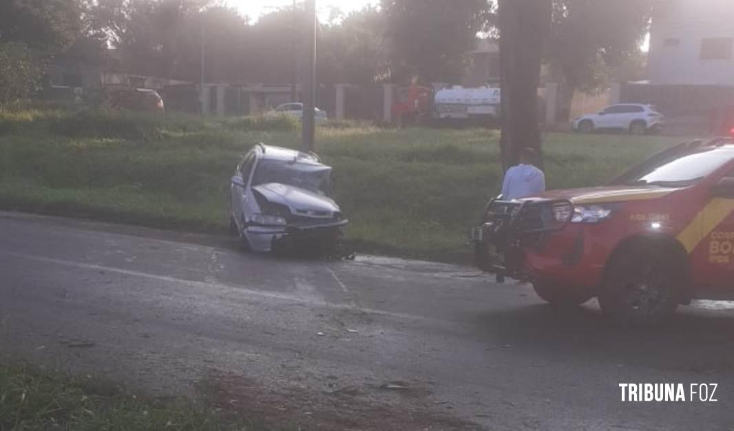 Condutor é socorrido pelo Siate após colidir veiculo contra uma árvore na Av. Tancredo Neves