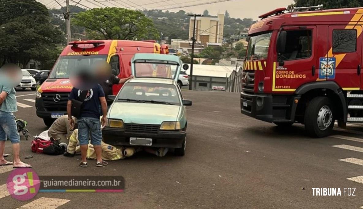 Motociclista fica presa embaixo de veículo após acidente no centro de Medianeira