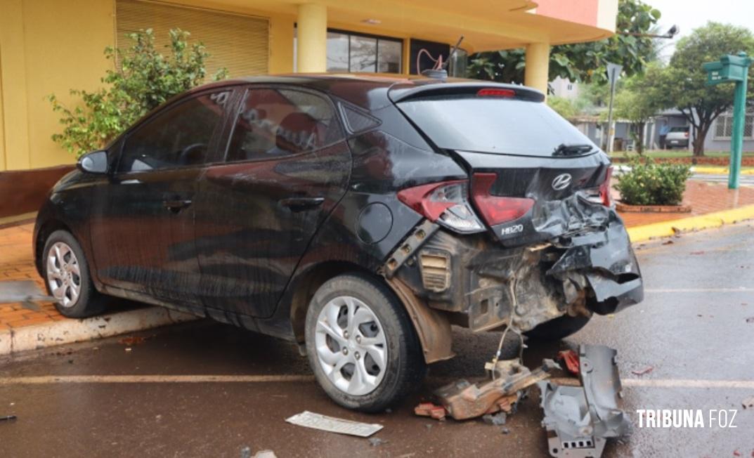 Motorista de aplicativo colide veículo em HB20 estacionado e foge do local em Santa Helena