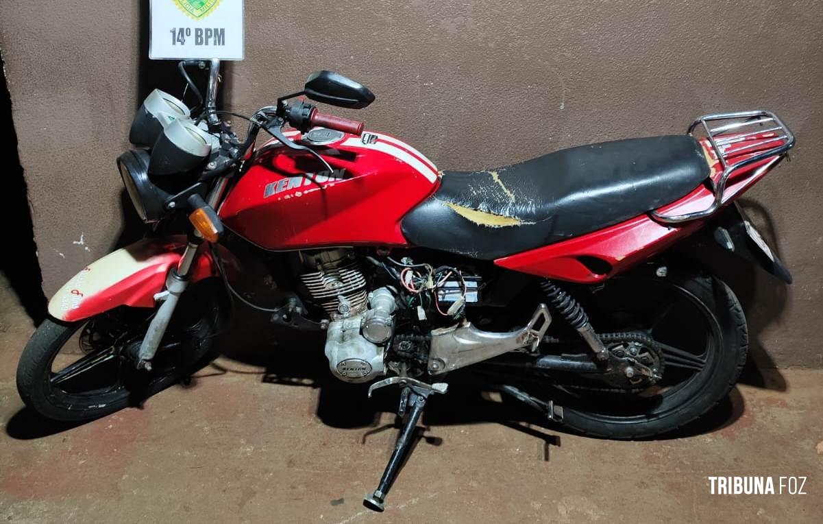 PM prende três pessoas e apreende motocicleta após ocorrência de desobediência, desacato, resistência e embriagues na Praça da Bíblia