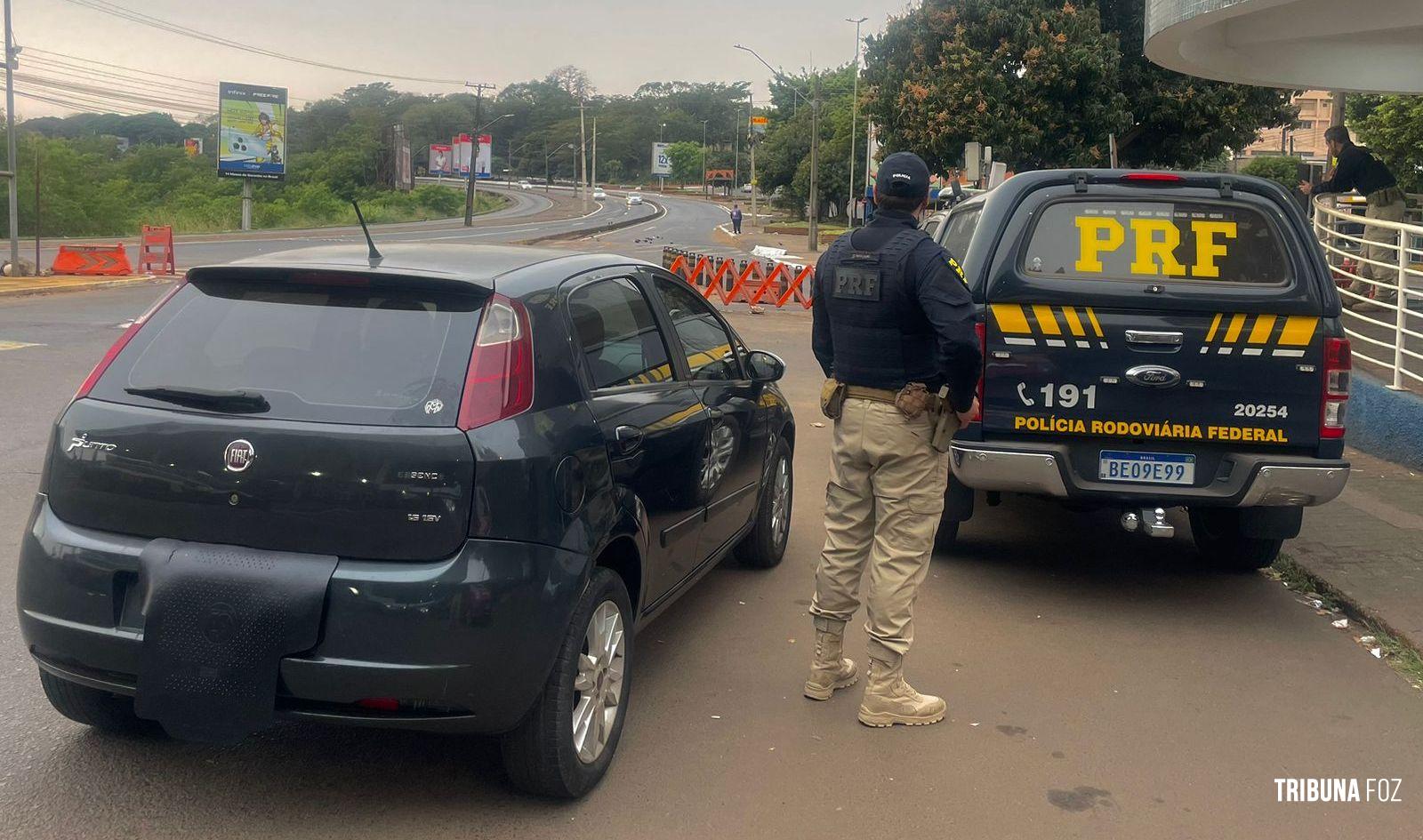 PRF apreende carro roubado durante a madrugada na Ponte da Amizade