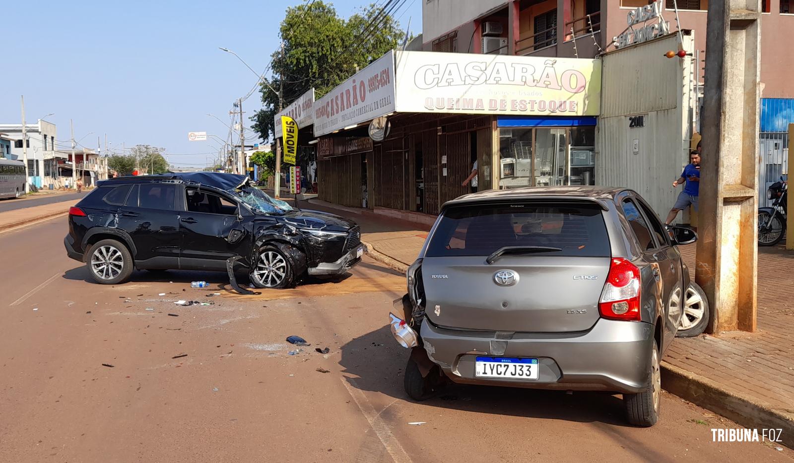 Condutor é socorrido pelo Siate após colidir com veículo parado e capotar na Av. Morenitas