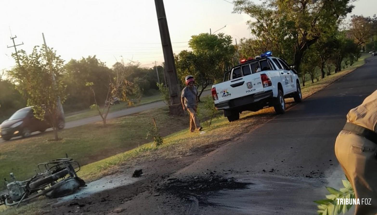 Moto pega fogo e deixa motociclista ferido em Hernandárias