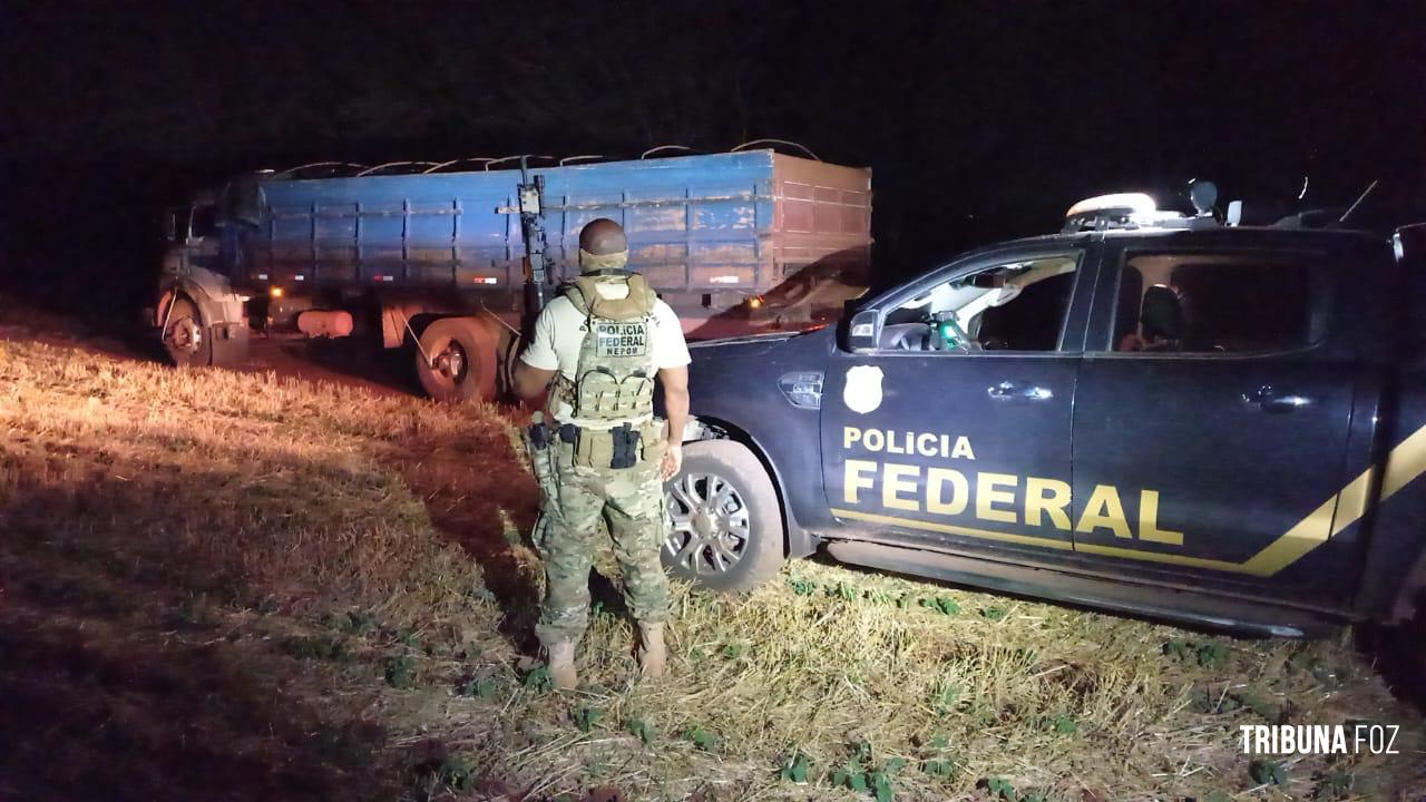 Policia Federal e PM apreendem caminhão carregado com cigarros contrabandeados na fronteira com o Paraguai