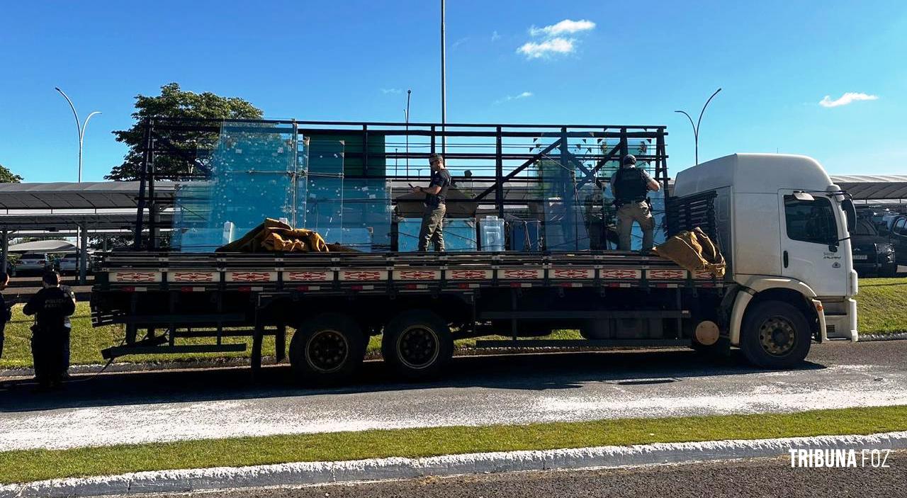 Policia Federal prende dois indivíduos em um caminhão transportando 107 Kg de cocaína e mercadorias contrabandeadas