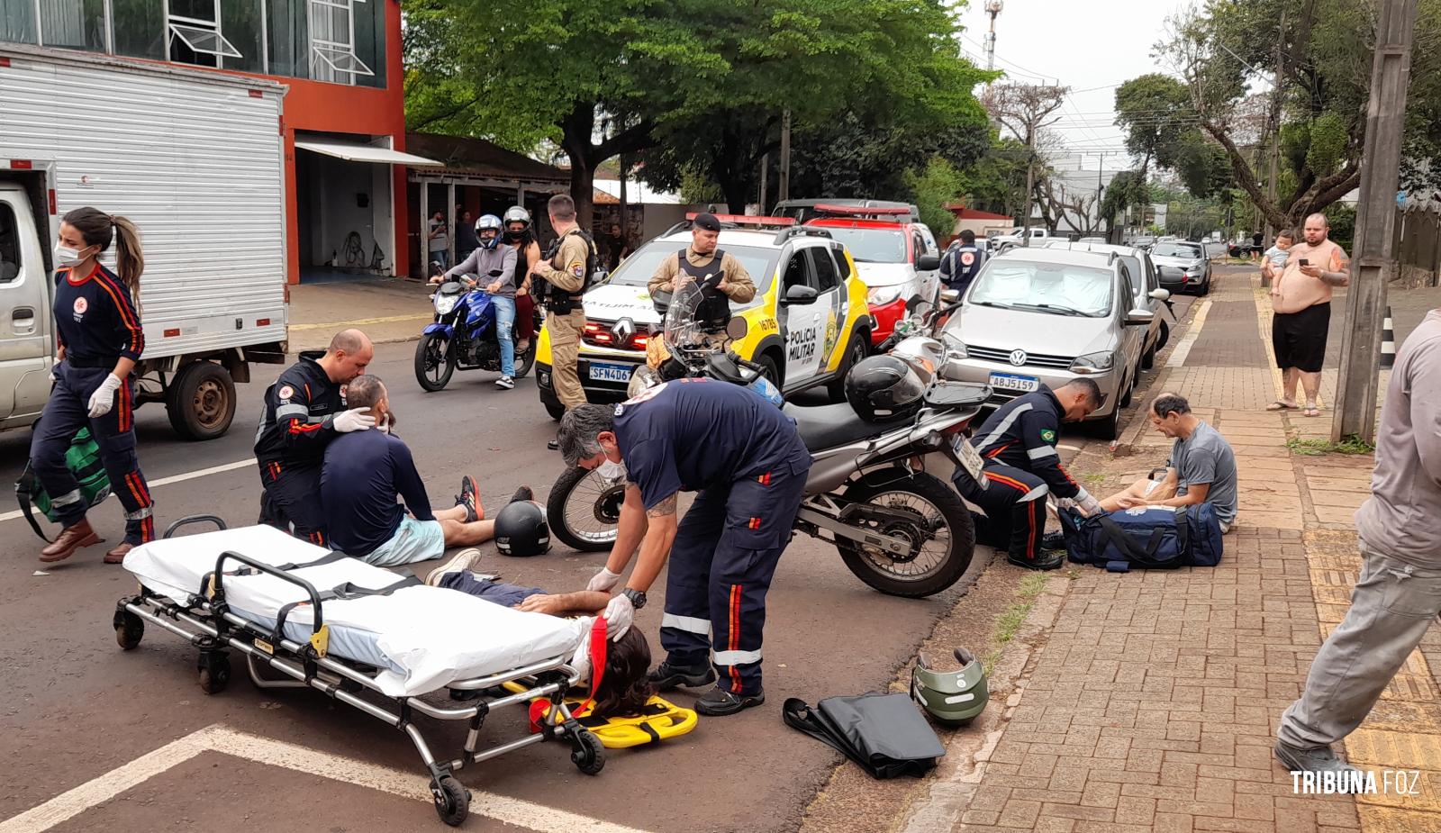 SAMU socorre três pessoas após colisão traseira entre duas motos na Vila Maracanã