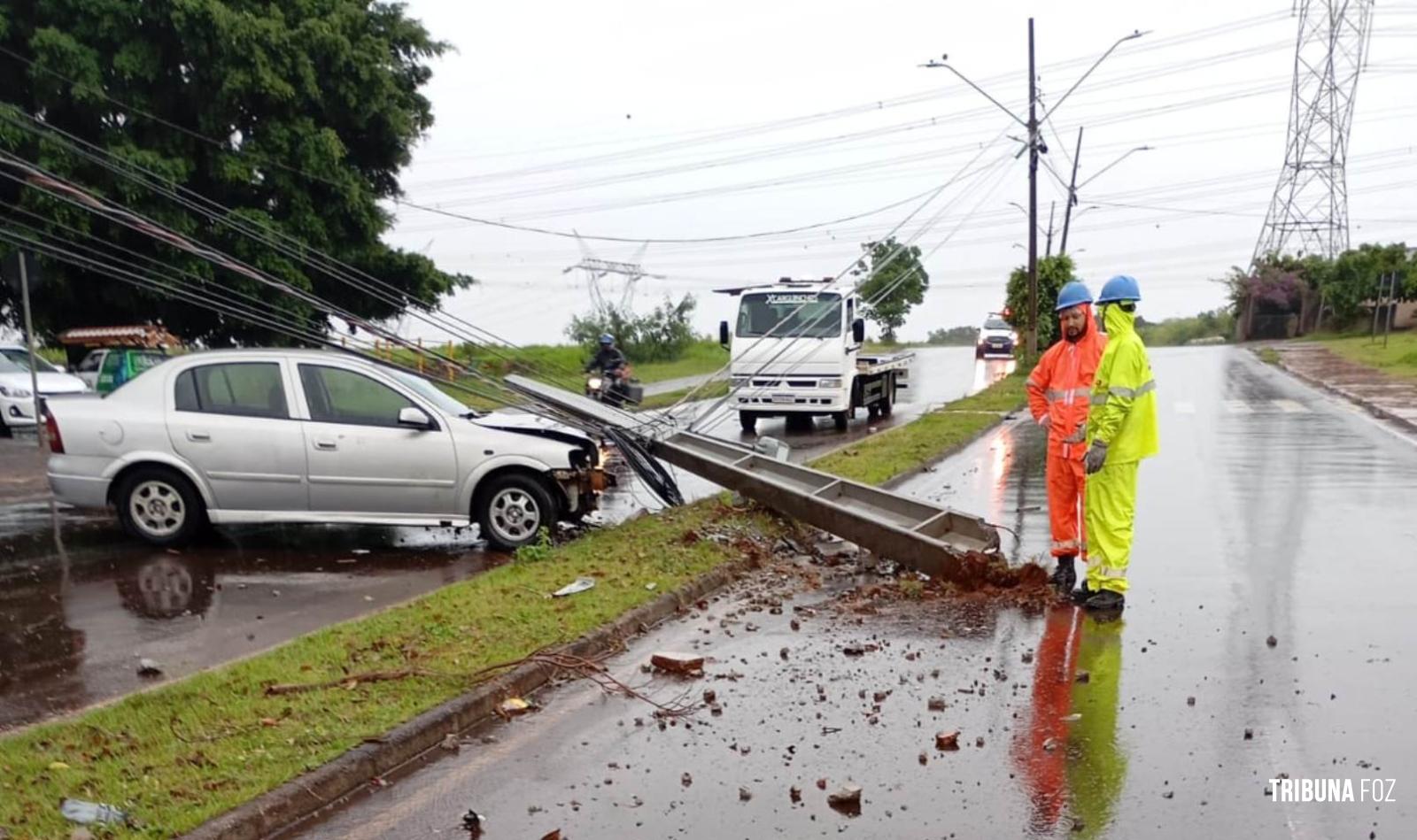 Siate socorre duas vítimas após condutor colidir veículo contra um poste na Av. Andradina