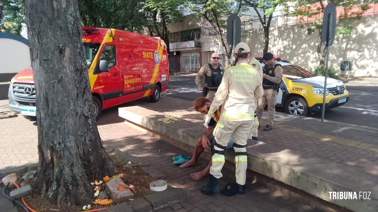 Siate socorre vítima de agressão na Praça do Mitre em Foz do Iguaçu