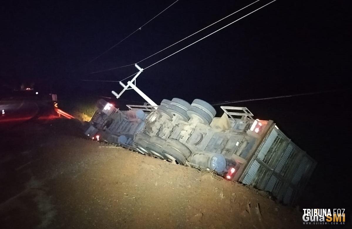 Caminhão tomba na PR-495 e motorista é encaminhado ao hospital em Missal Caminhão tomba na PR-495 e motorista é encaminhado ao hospital em Missal