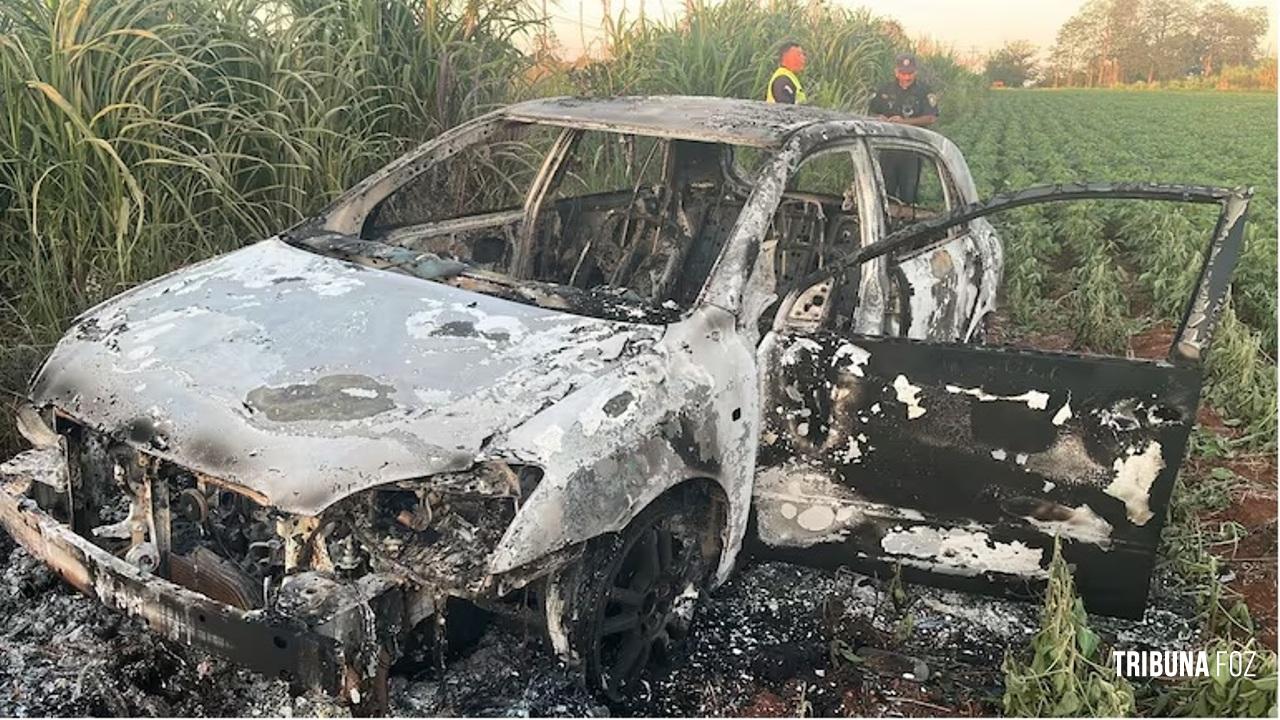 Carro é incendiado e abandonado ao lado de uma plantação de soja em Minga Guazú