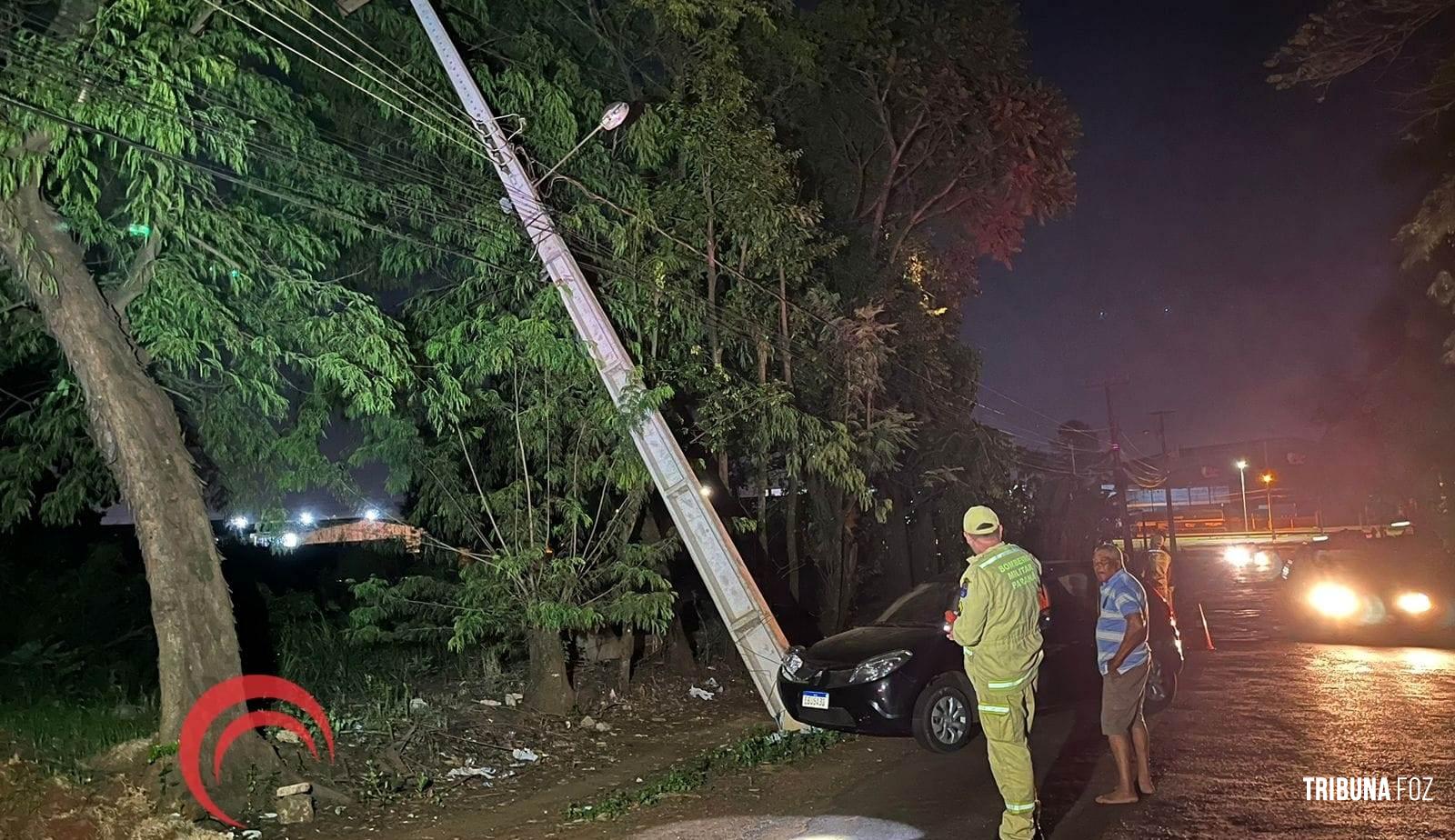 Colisão auto x anteparo (poste) mobiliza o Corpo de Bombeiros em Foz do Iguaçu 