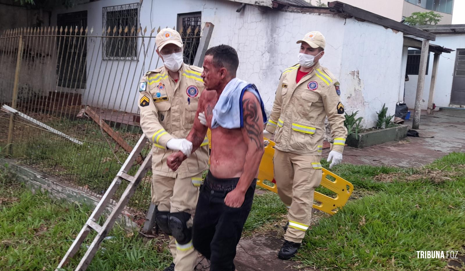 Desocupado é esfaqueado em briga de bar é encontrado ferido em casa abandonada no centro de Foz do Iguaçu