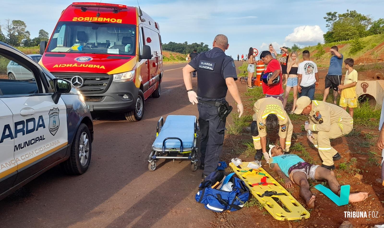 Dois motociclistas são socorridos pelo Siate após colisão na "Pista do Grau"