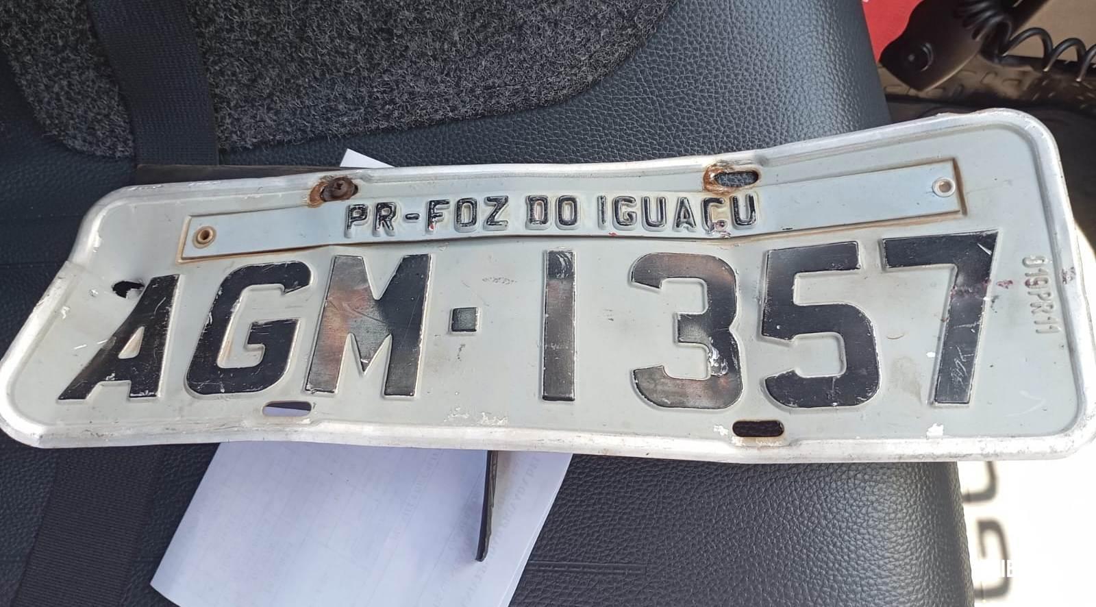 Motorista atropela ciclista, foge, mas deixa cair a placa do carro