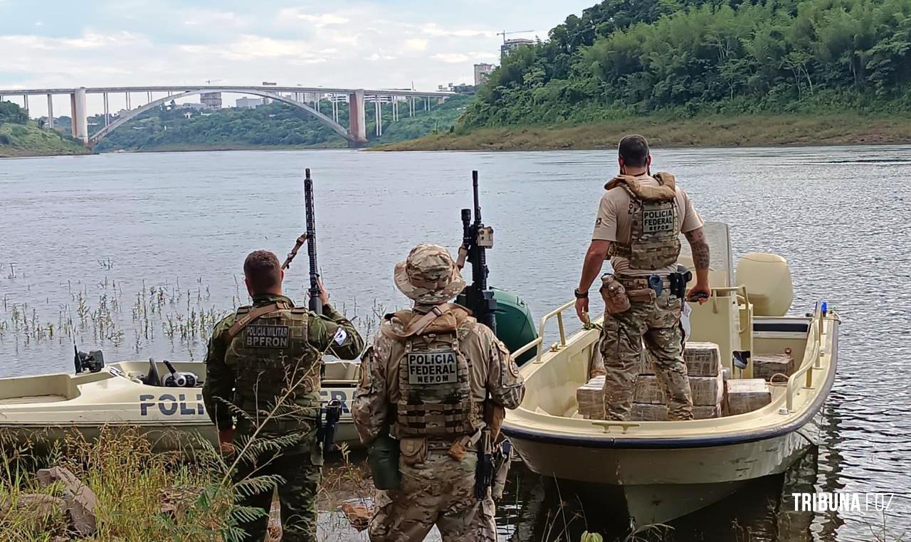 Policia Federal e Policia Militar apreendem fardos de maconha no rio Paraná