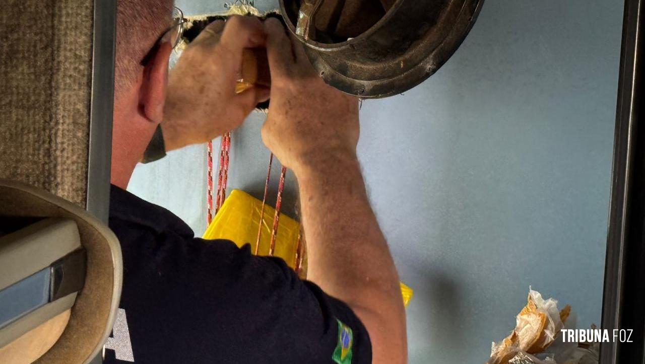 Receita Federal em Foz do Iguaçu encontra 46 Kg de cocaína durante a deslacração de ônibus de turismo