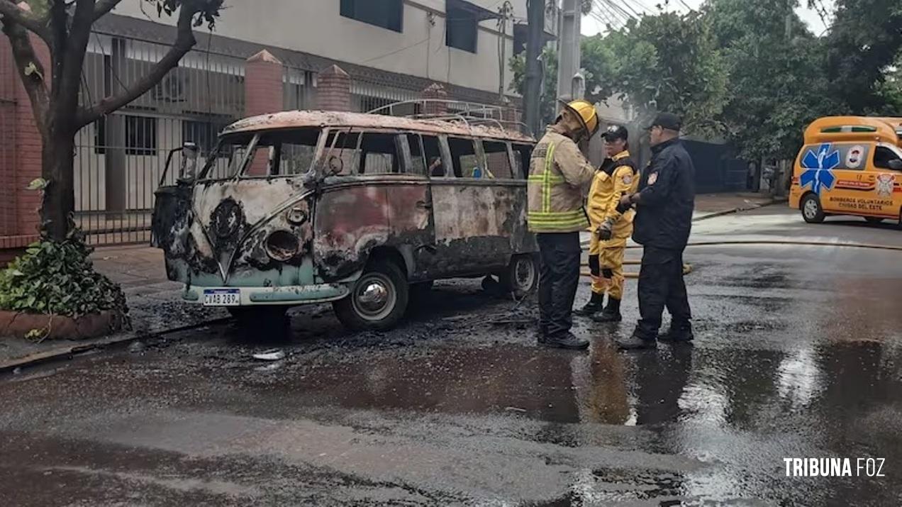 Veículo Kombi é destruída pelo fogo em Ciudad Del Este 