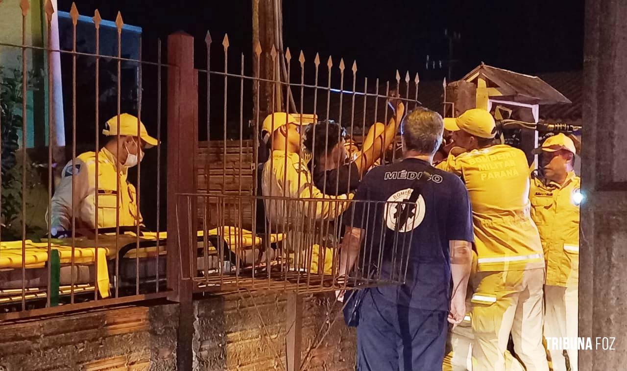 Bombeiros resgatam homem que tentou pular e ficou empalado no portão da residência