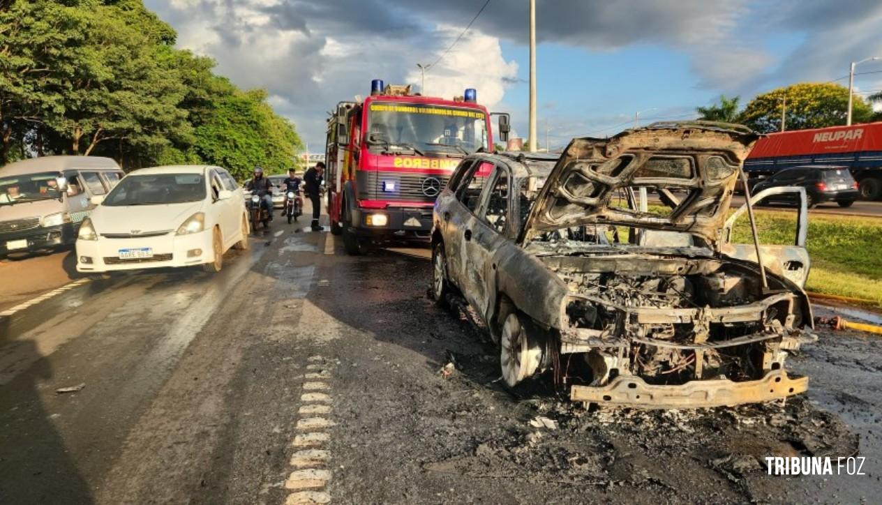 Caminhoneta é consumida pelo fogo em Ciudad Del Este