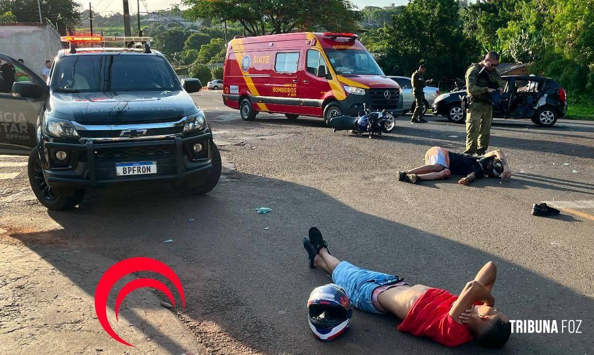 Dupla em motocicleta colide com carro durante fuga do BPFRON em Foz do Iguaçu Dupla em motocicleta colide com carro durante fuga do BPFRON em Foz do Iguaçu