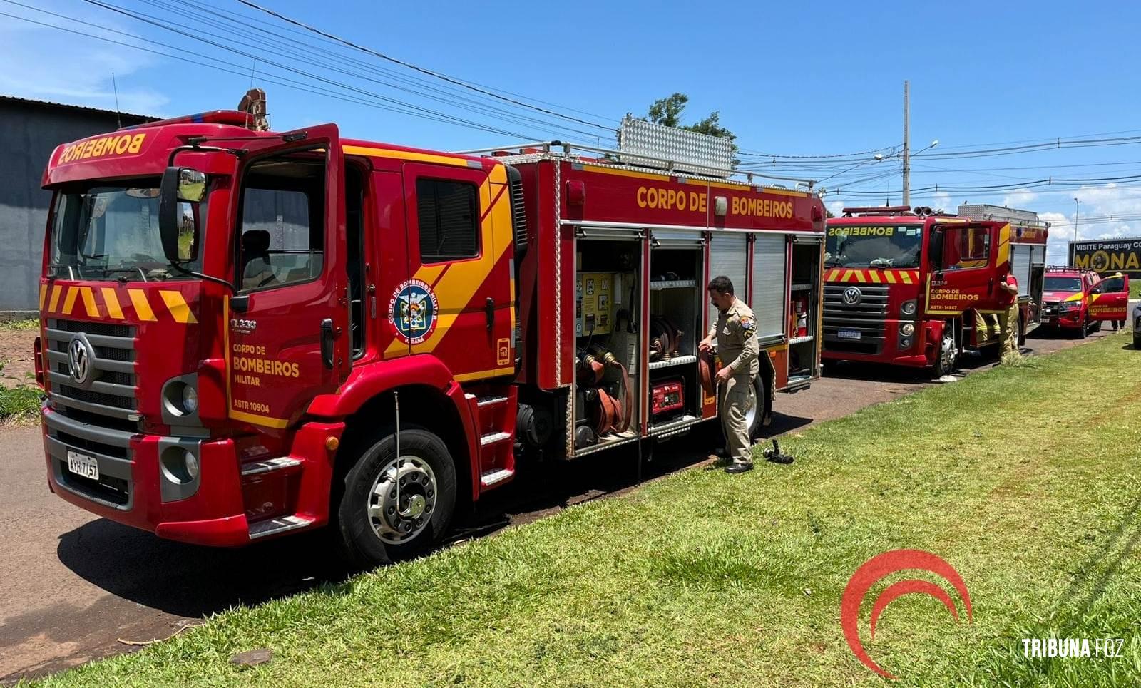 Incêndio em transportadora na BR-277 mobiliza o Corpo de Bombeiros de Foz do Iguaçu 