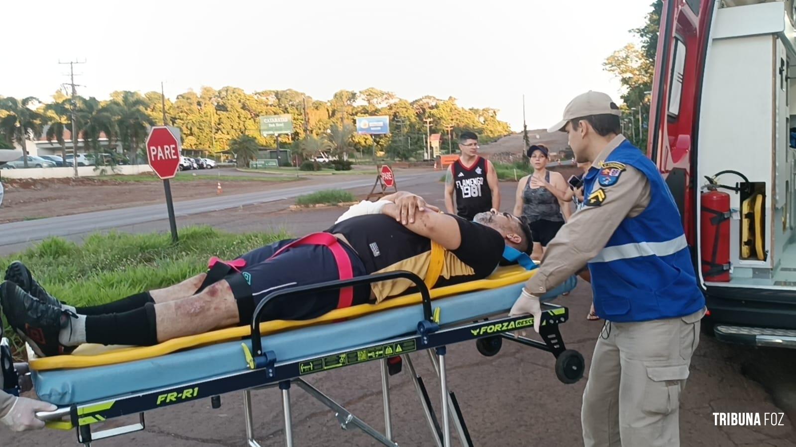 Motociclista é socorrido pelo Siate após colisão na Av. Das Cataratas