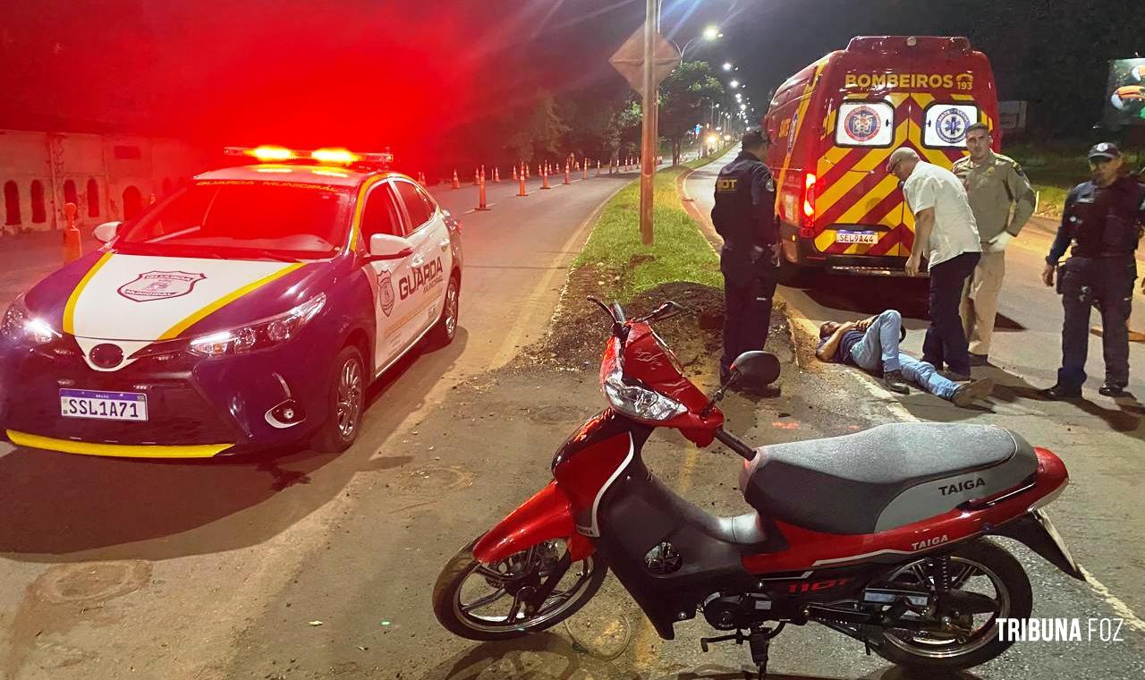 Motociclista é socorrido pelo Siate após queda na Av. das Cataratas Motociclista é socorrido pelo Siate após queda na Av. das Cataratas
