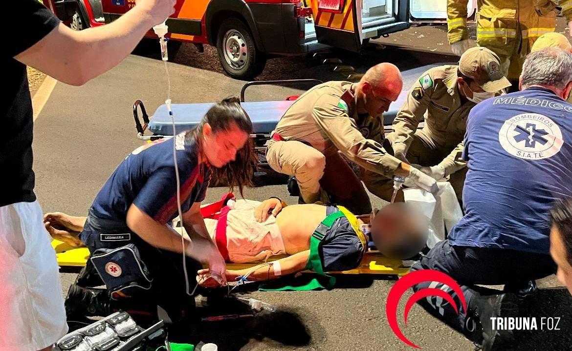 Motociclista fica gravemente ferido após colisão frontal na marginal da BR-277 Motociclista fica gravemente ferido após colisão frontal na marginal da BR-277
