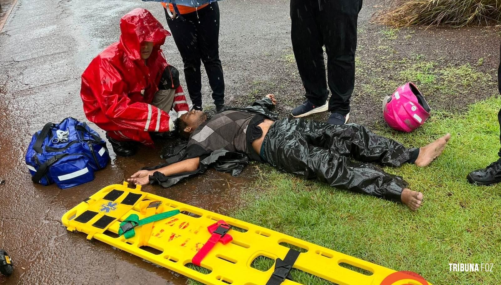 Motociclista perde o controle e colide contra poste durante chuva 