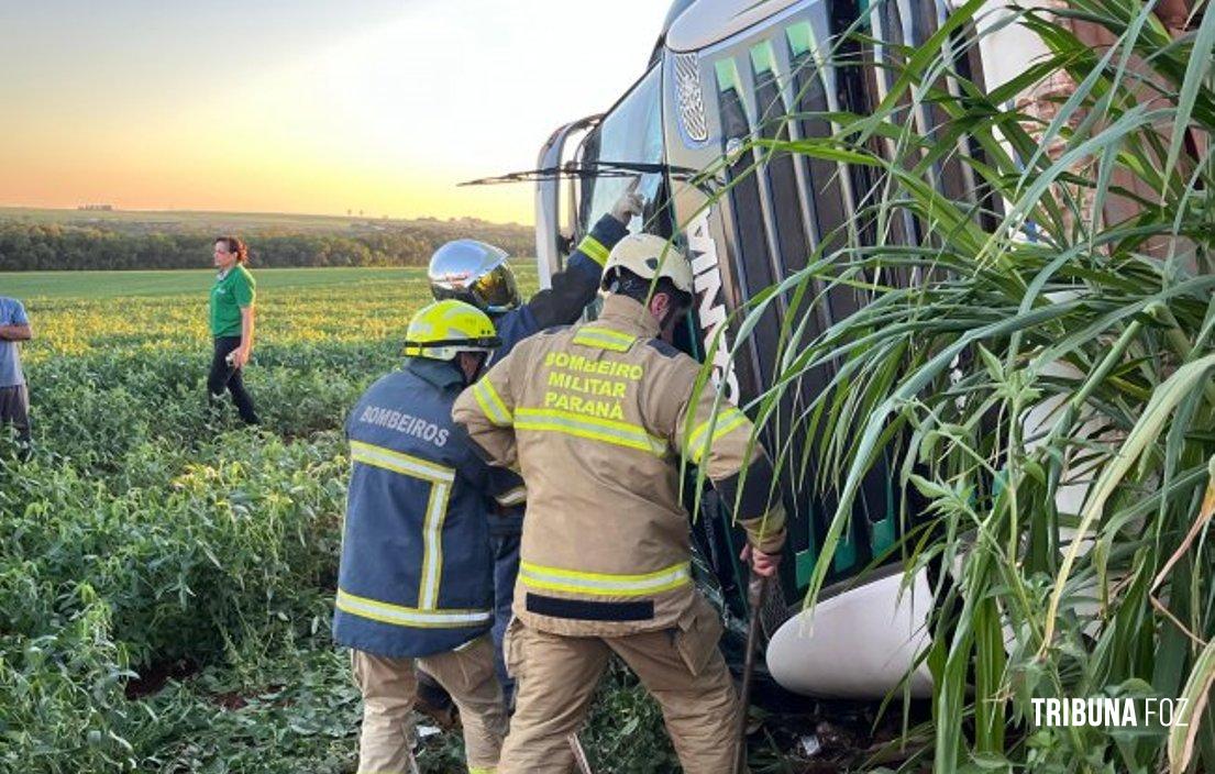 Motorista fica encarcerado na cabine após tombamento de caminhão no interior de Santa Helena