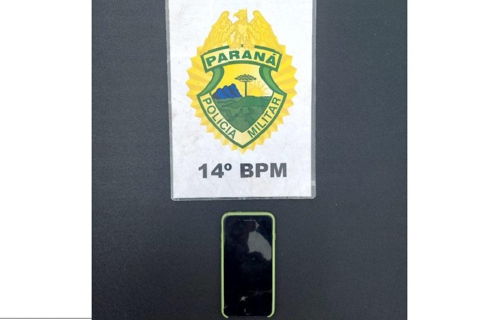 Polícia Militar prende homem com celular furtado Polícia Militar prende homem com celular furtado
