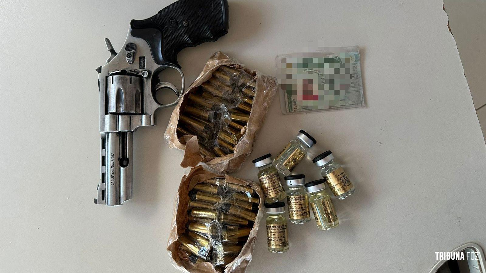 Receita Federal e PRF apreende arma, munições e anabolizantes na Ponte da Amizade Receita Federal e PRF apreende arma, munições e anabolizantes na Ponte da Amizade