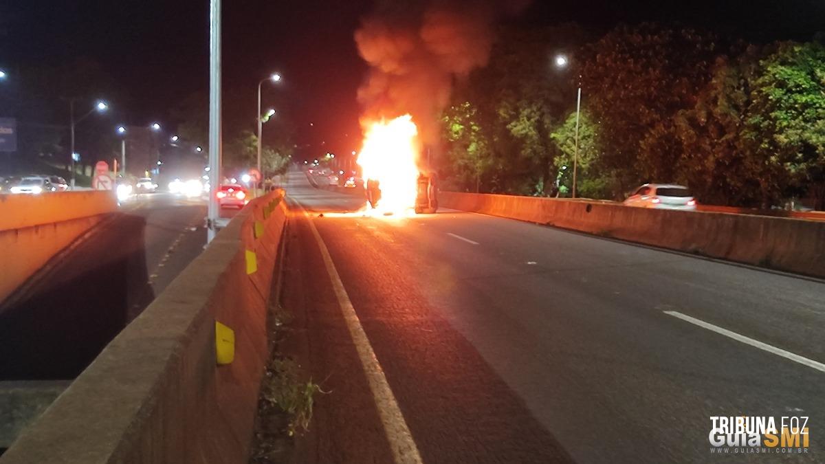 Veículo pega fogo após acidente na BR-277 em São Miguel do Iguaçu