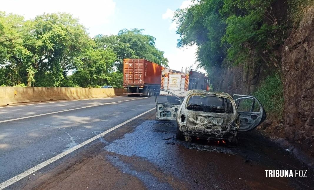 Veículo pega fogo na BR-277, mas ocupantes escapam ilesos em São Miguel do Iguaçu