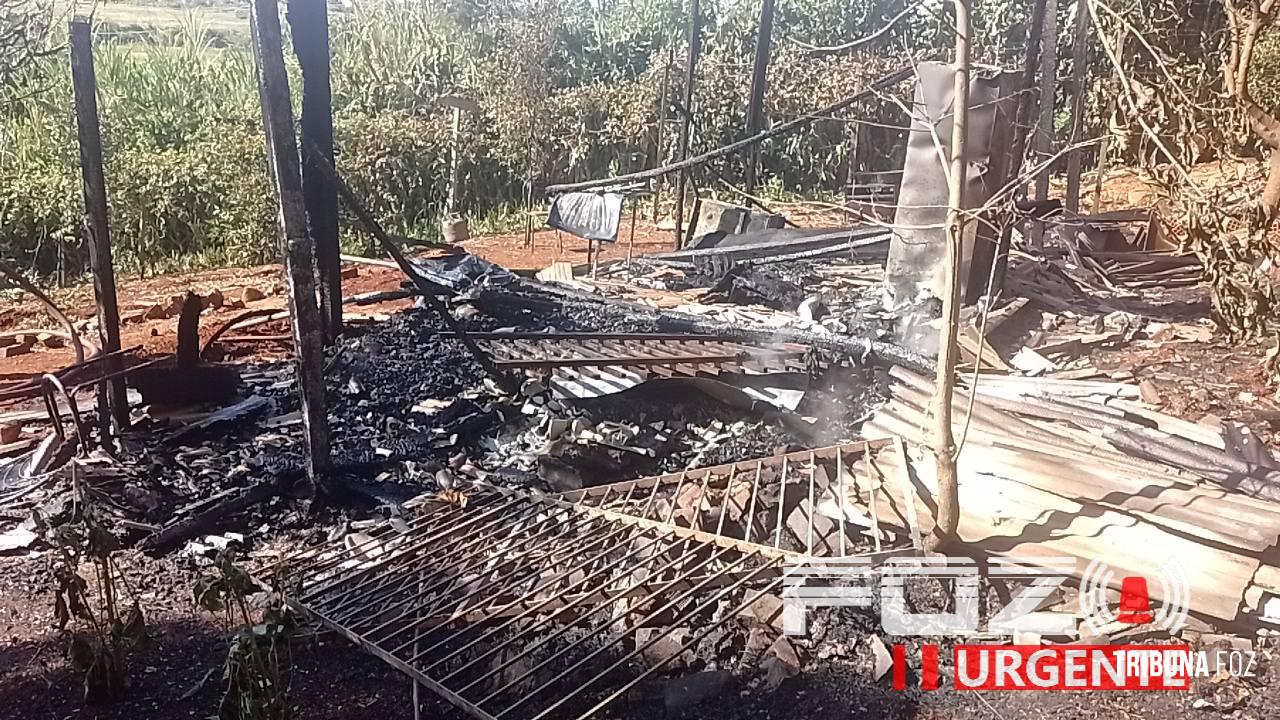 Casa é consumida pelo fogo no Jardim Universitário em Foz do Iguaçu Casa é consumida pelo fogo no Jardim Universitário em Foz do Iguaçu