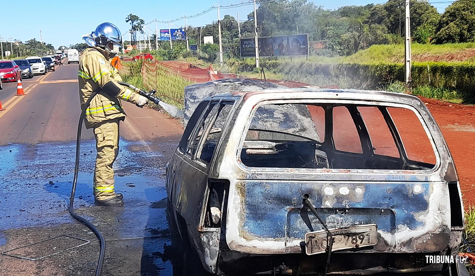 Condutor abandona veículo em chamas na Av. das Cataratas Condutor abandona veículo em chamas na Av. das Cataratas