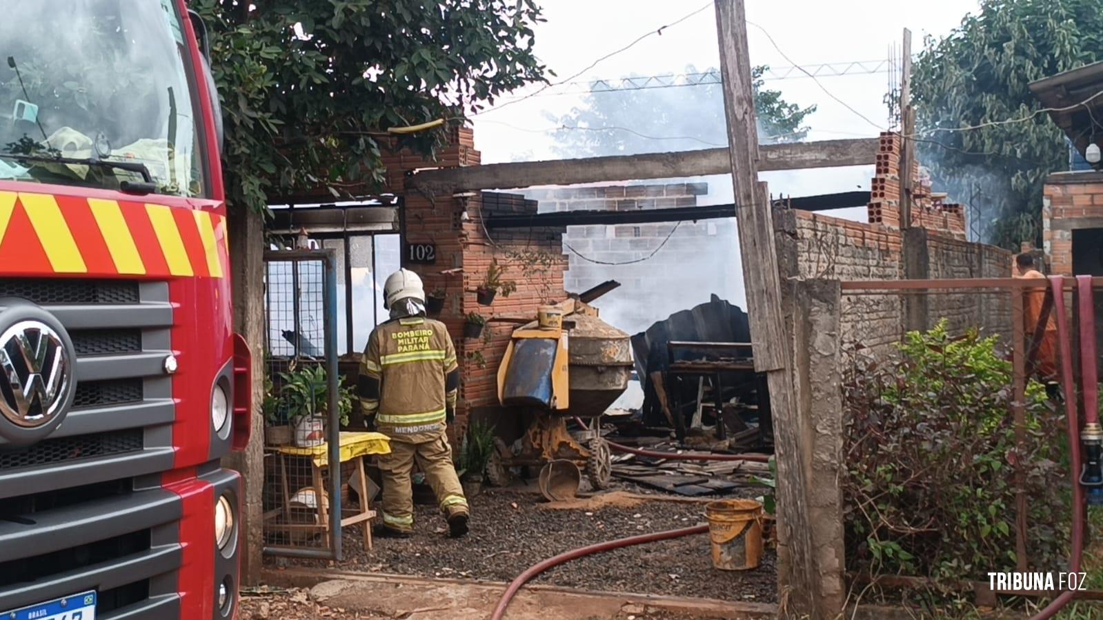 Incêndio deixa morador desabrigado na Invasão do Bubas Incêndio deixa morador desabrigado na Invasão do Bubas