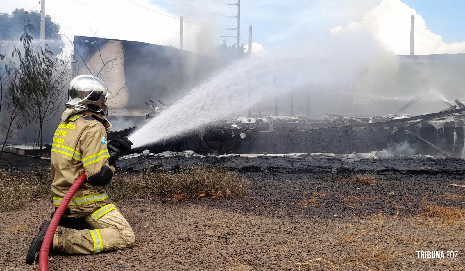 Incêndio em baús refrigerados mobiliza o Corpo de Bombeiros no Jardim Tarobá