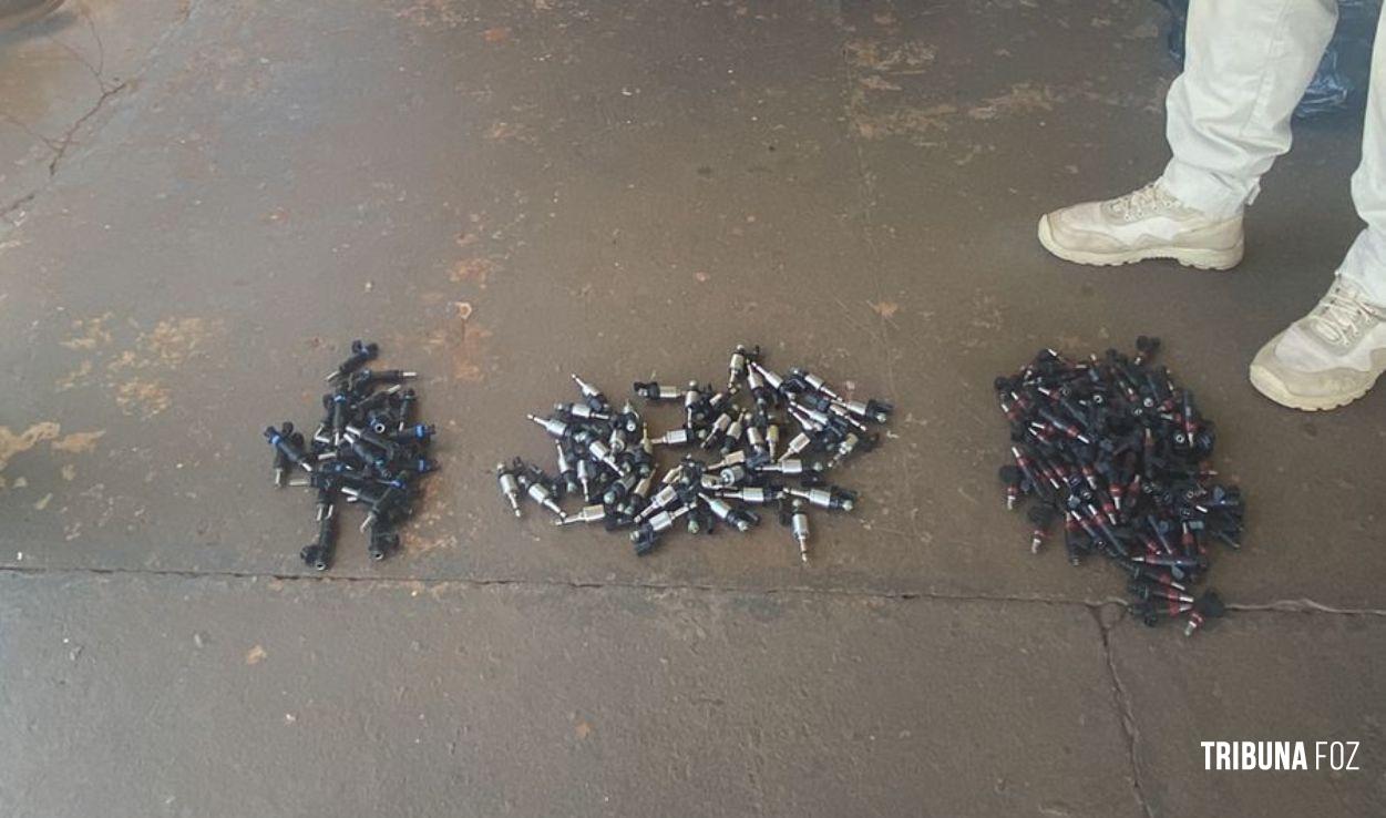 PRF prende condutor que transportava cigarros e bicos injetores contrabandeados PRF prende condutor que transportava cigarros e bicos injetores contrabandeados