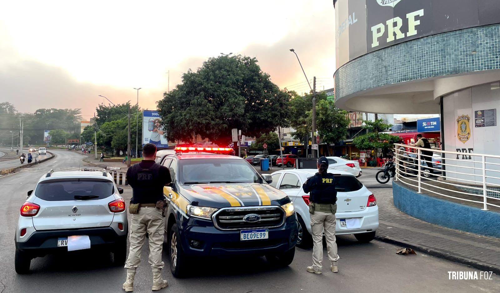 PRF recupera dois carro roubados e prende dois motoristas na Ponte da Amizade